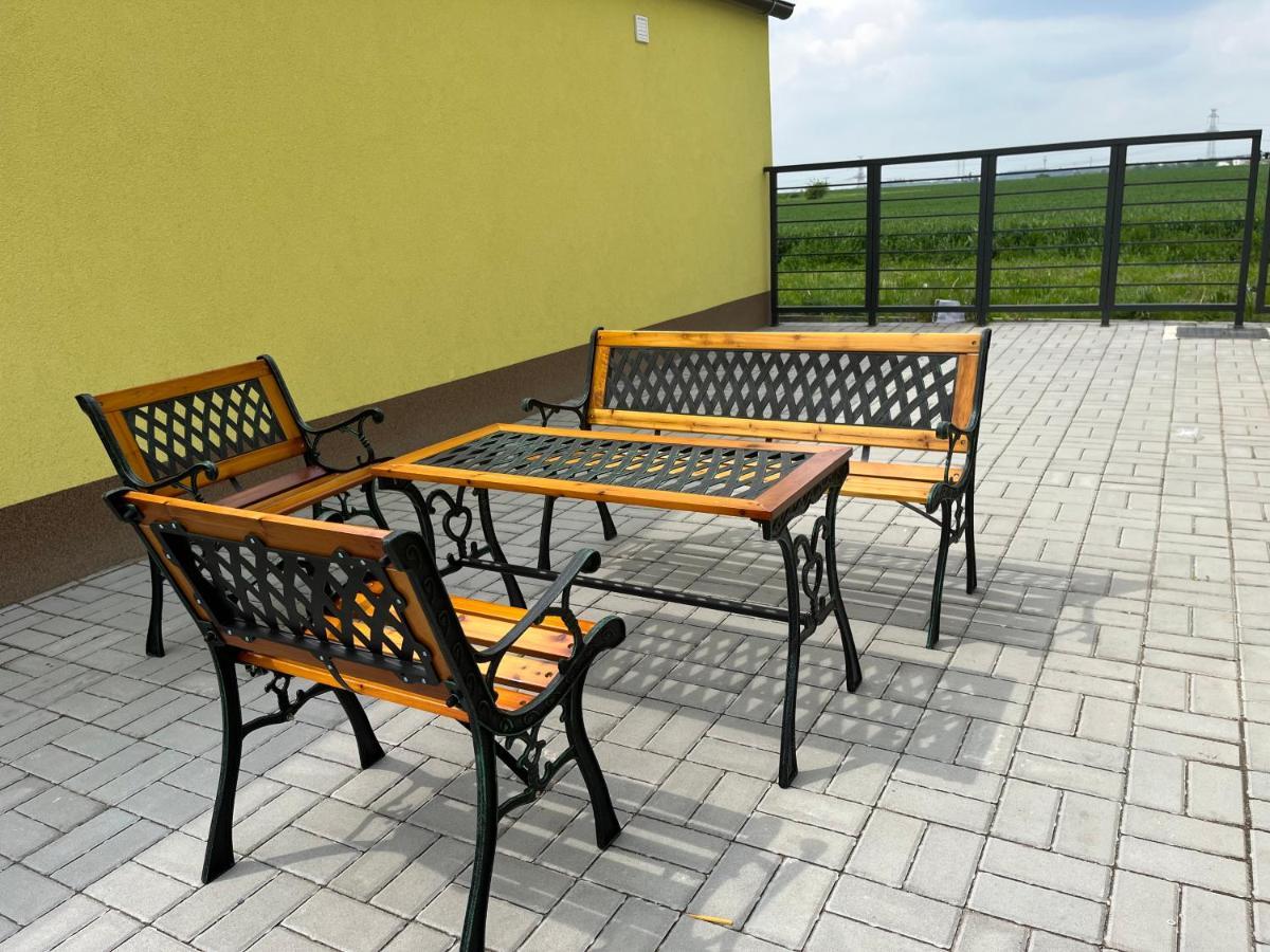 Apartment Golden Prague 78 Vestec  Zewnętrze zdjęcie